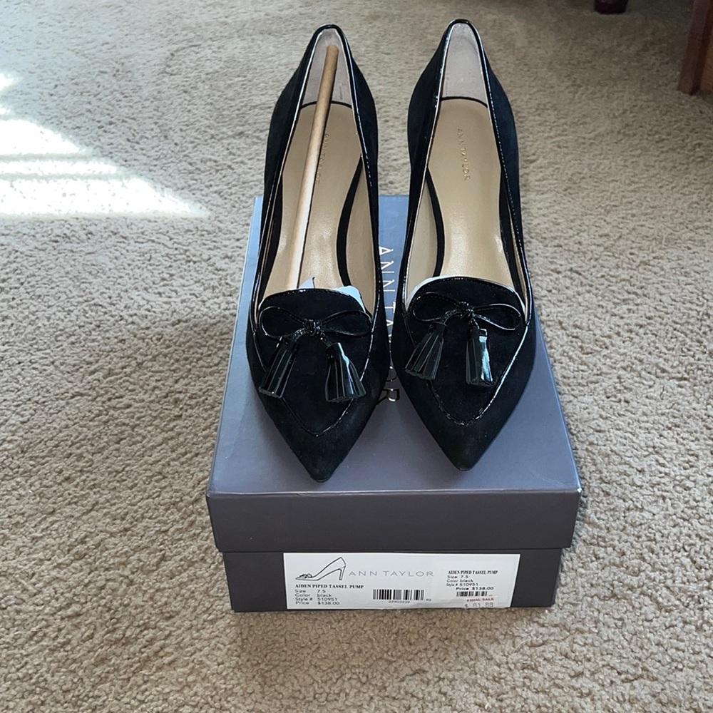 Ann Taylor Aiden piped tassel pump